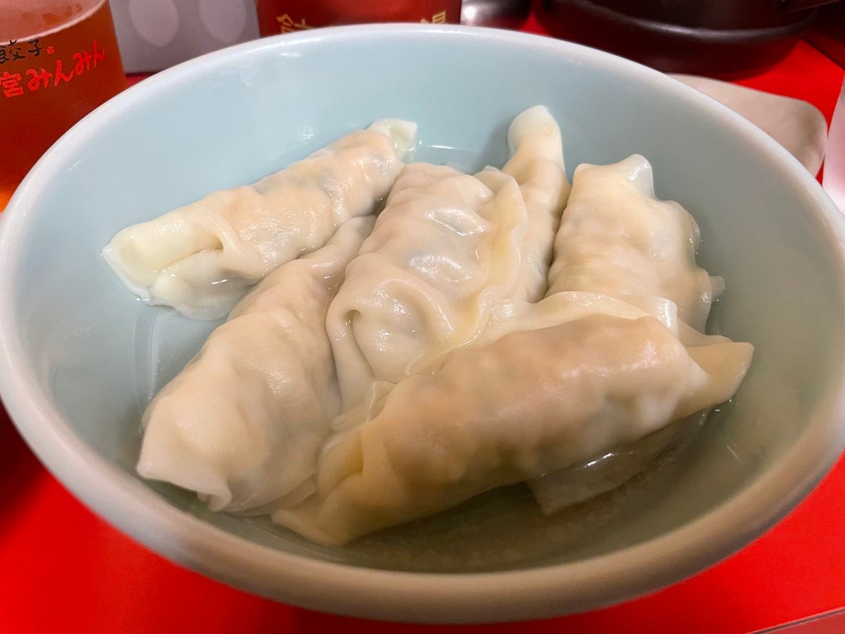 次のお店は餃子通りにある老舗「みんみん」の本店。結局一時間近く待ちました。