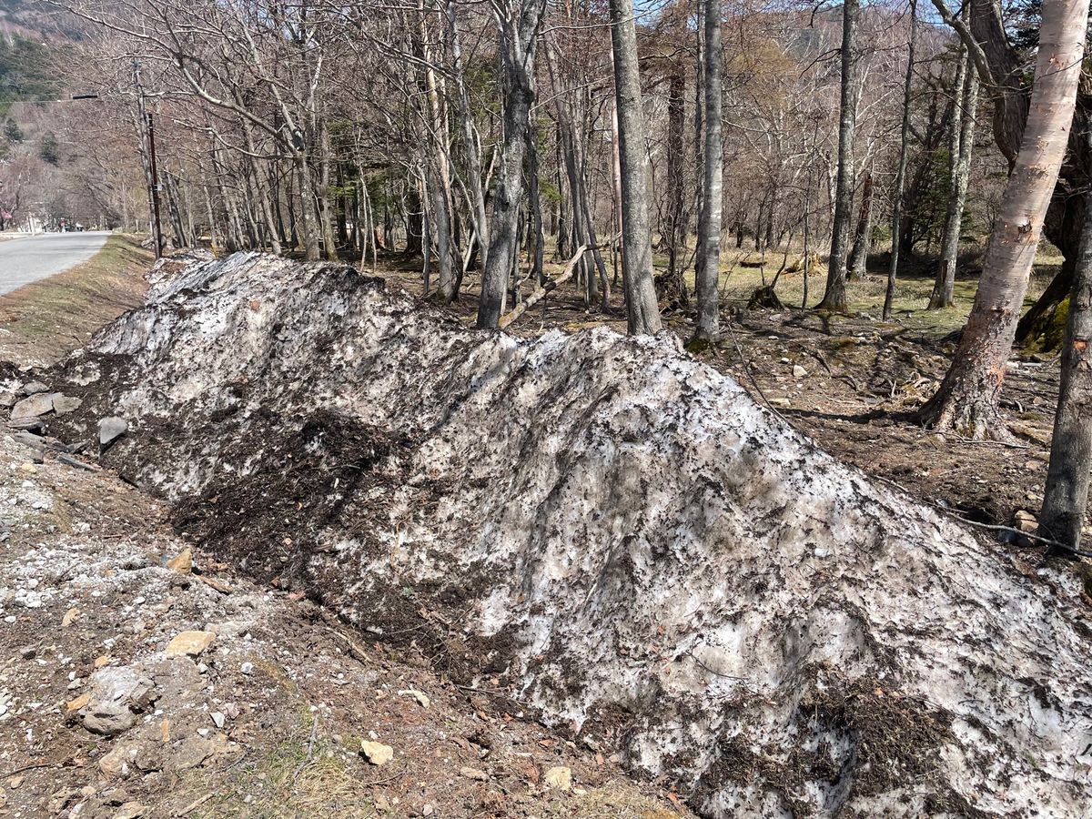 奥日光高原ホテルで温泉に。日帰り入浴は1,200円。近くにはまだ雪が残って...