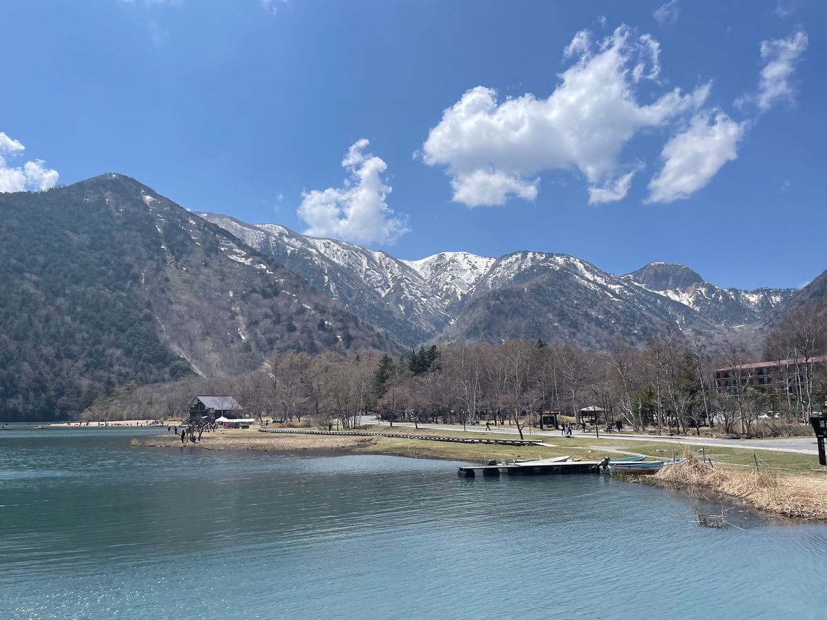 湯ノ湖では釣り解禁日でした。たくさんの釣り人がいました。