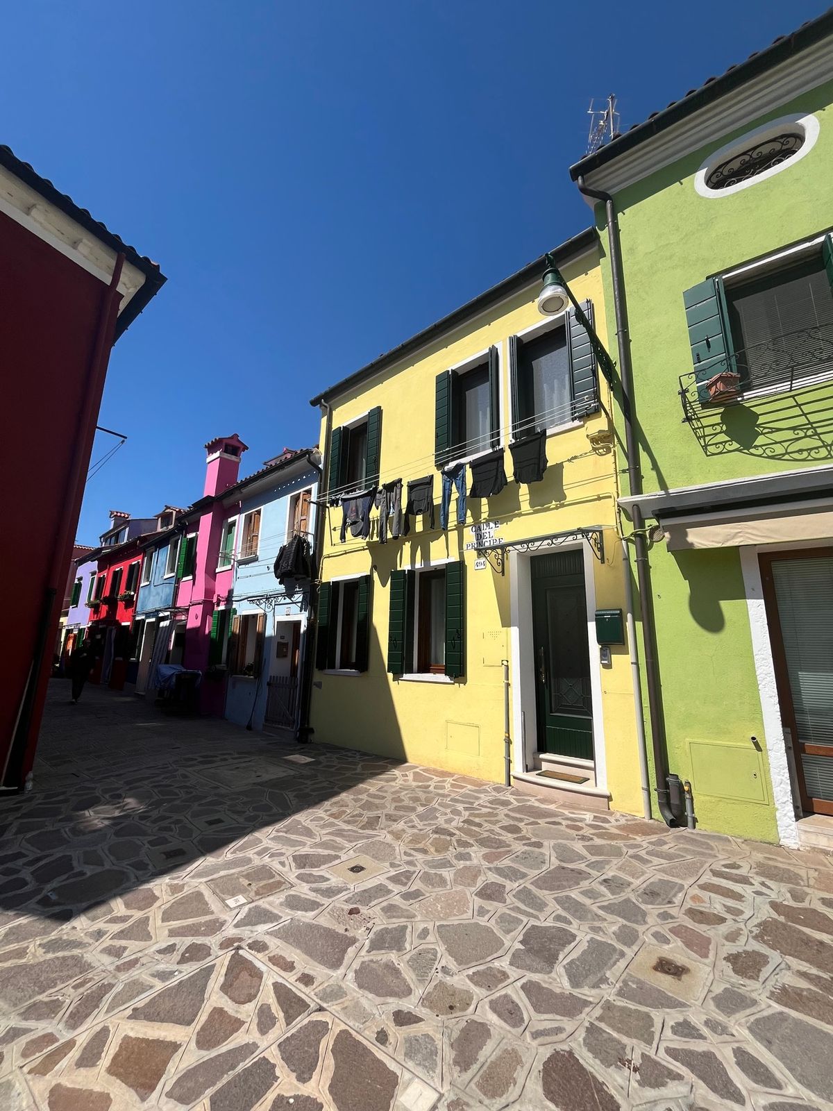 3日目は水上バスでムラーノ島とブラーノ島に行きました。ガラス工房の見学で、...