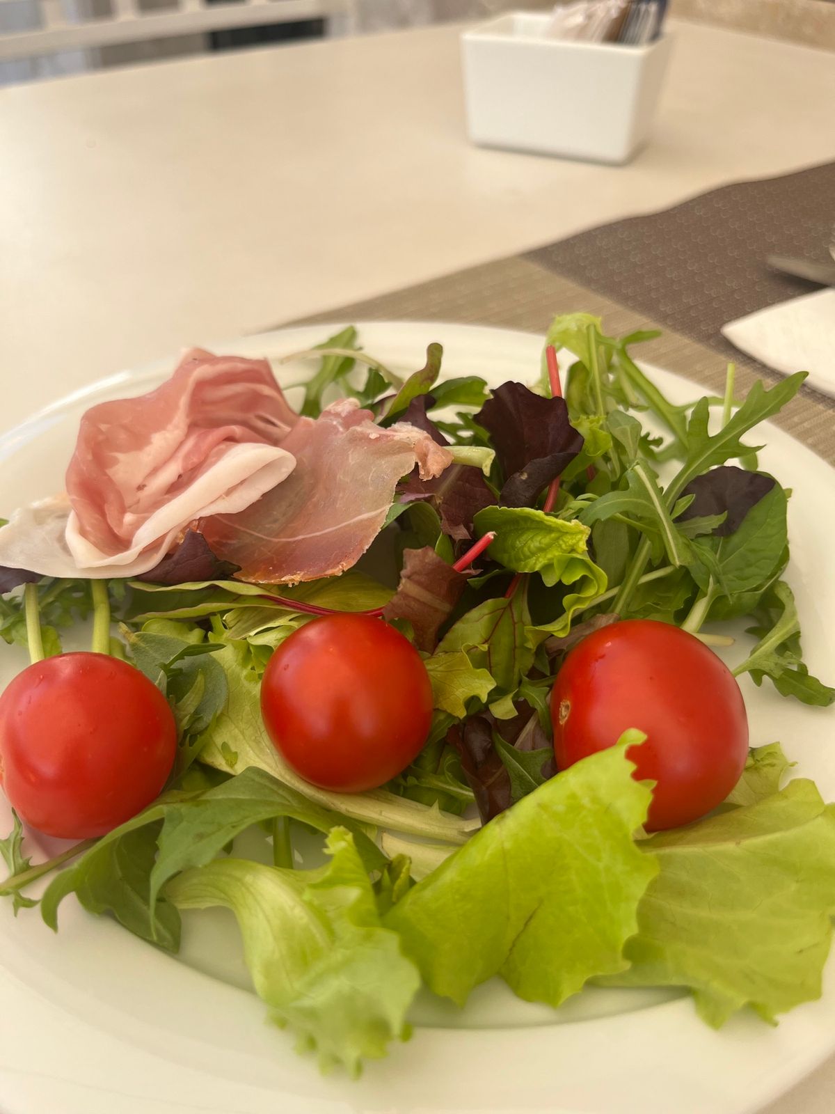 4日目はホテルで朝ごはんをゆっくり食べて、またミラノに移動、ホテルのお部屋...