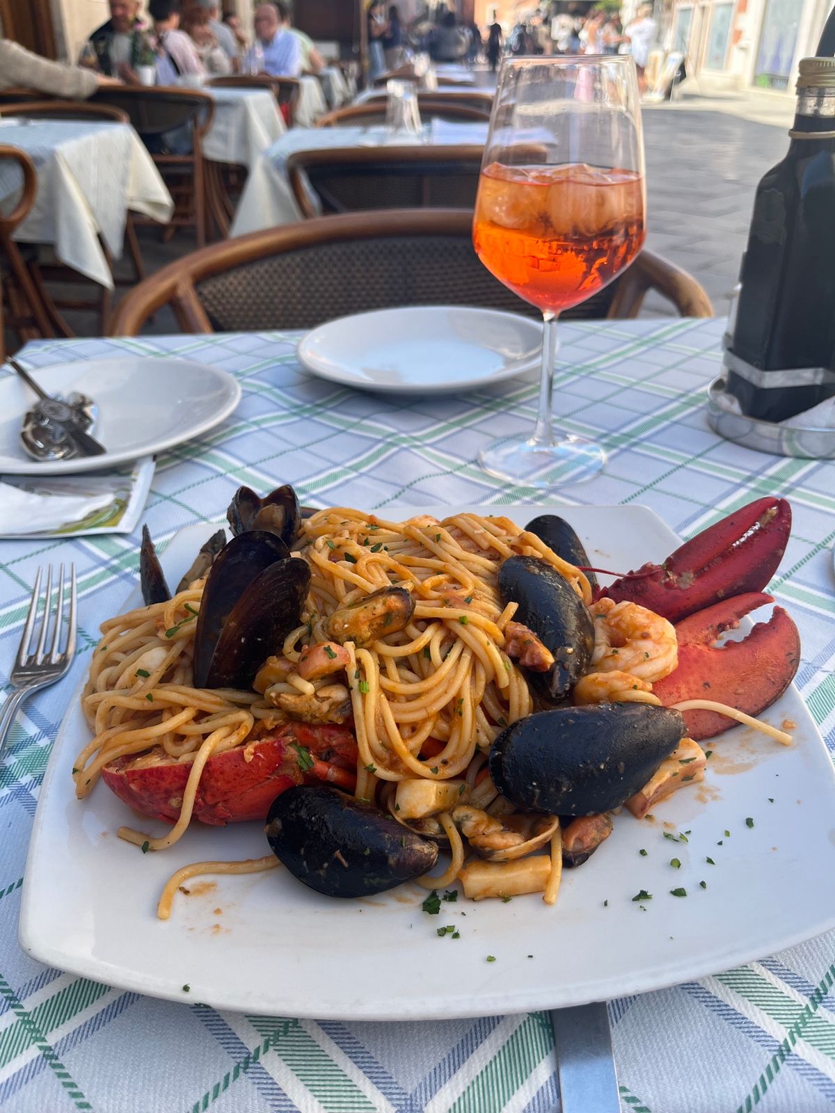 2日目は鉄道イタロでベネチアに行き、ゴンドラにも乗りました。意外に川の水は...