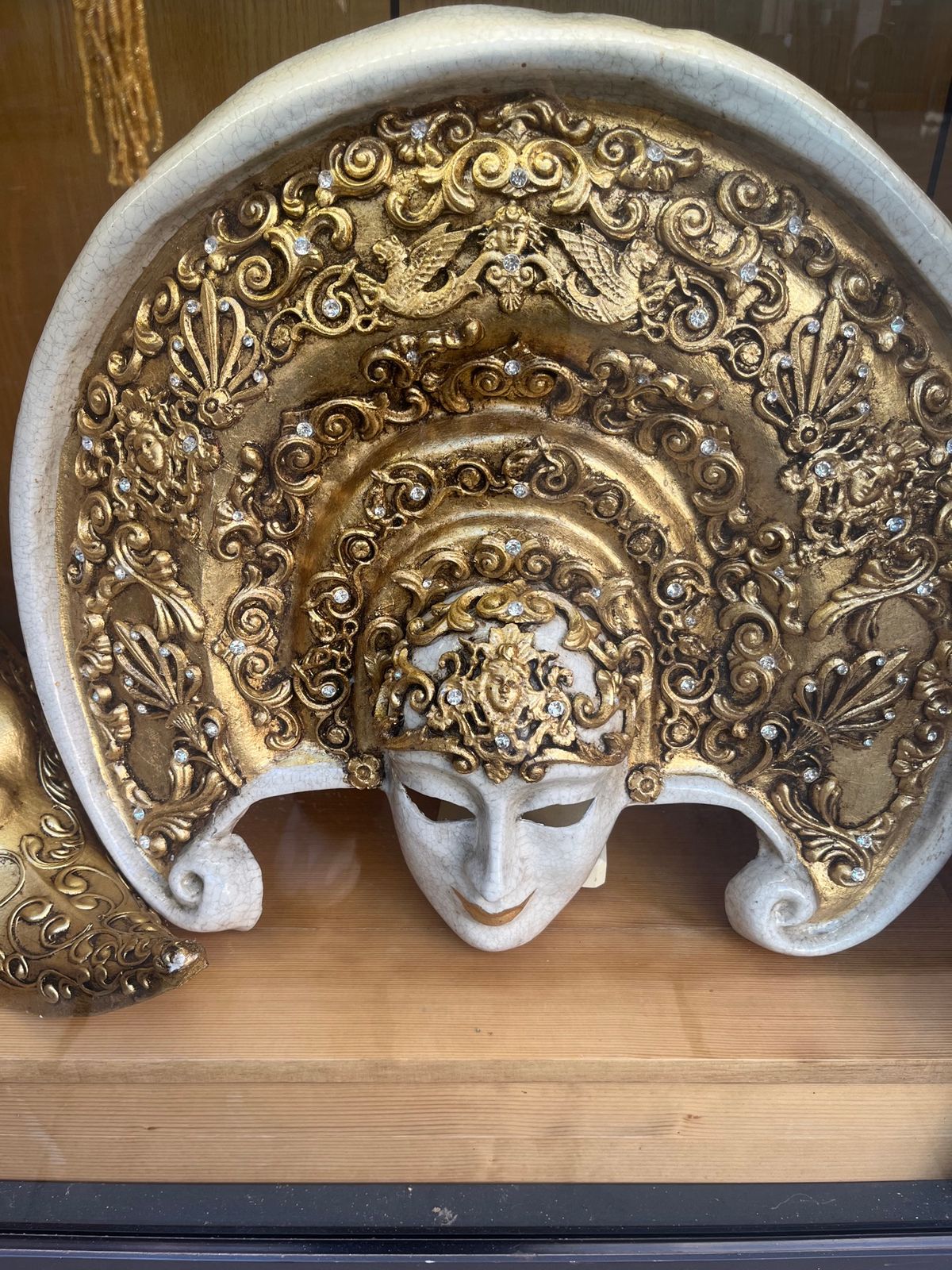 2日目は鉄道イタロでベネチアに行き、ゴンドラにも乗りました。意外に川の水は...