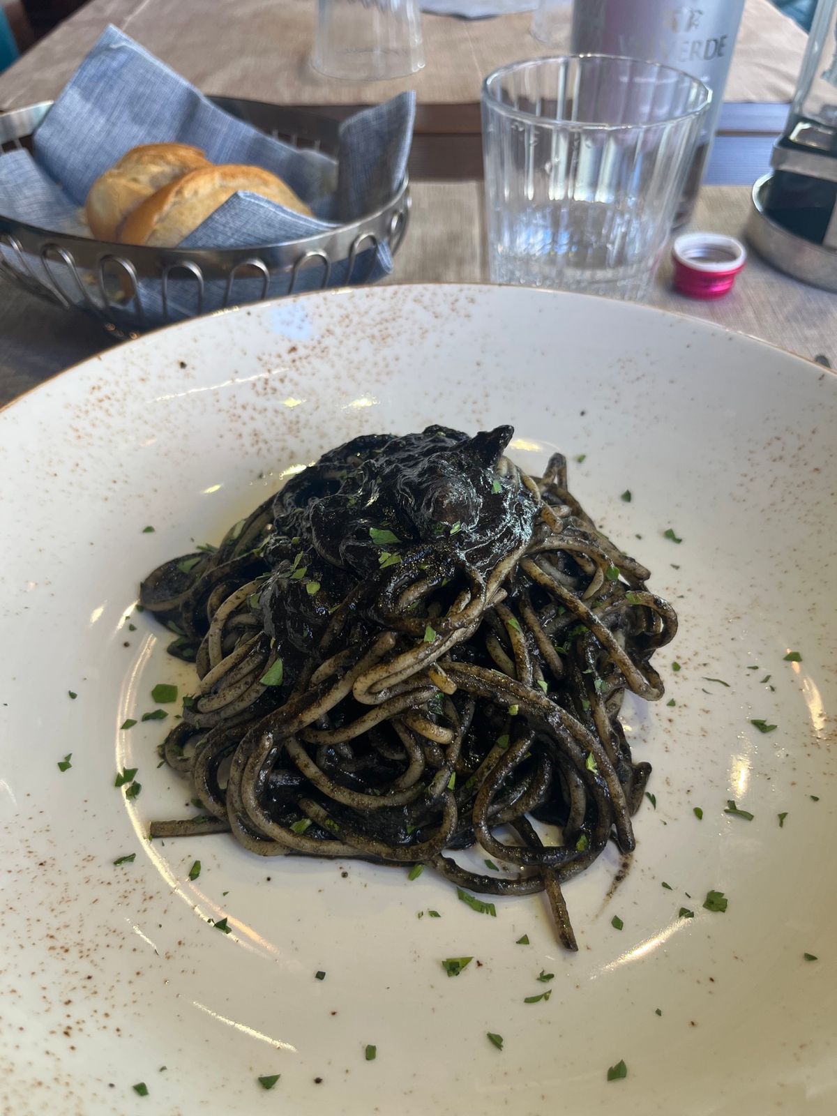 3日目は水上バスでムラーノ島とブラーノ島に行きました。ガラス工房の見学で、...