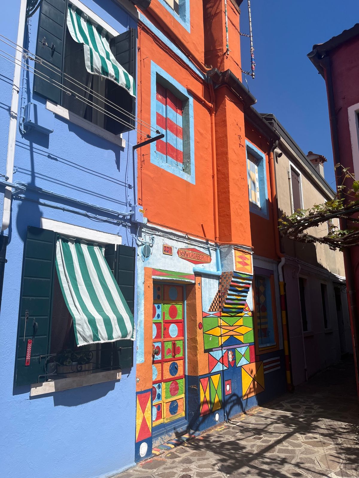 3日目は水上バスでムラーノ島とブラーノ島に行きました。ガラス工房の見学で、...