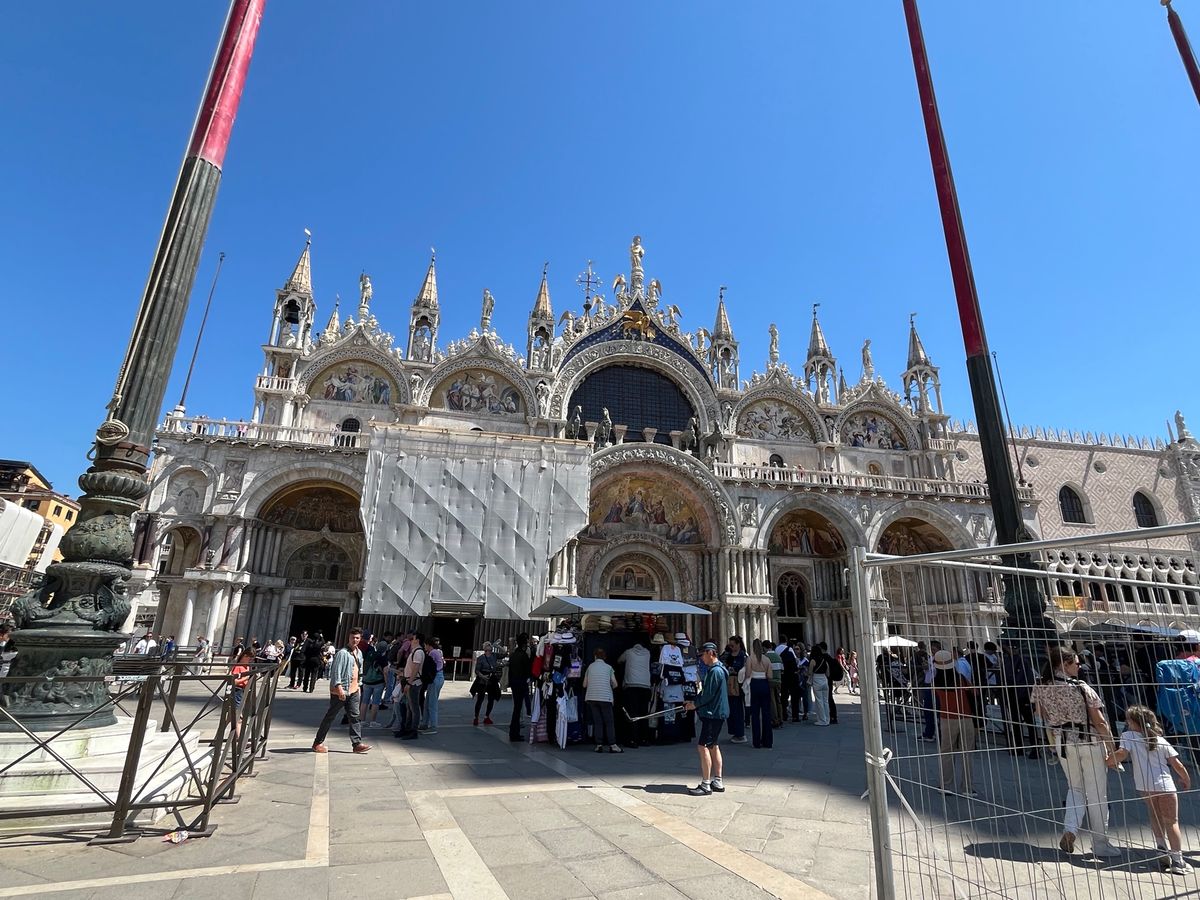 2日目は鉄道イタロでベネチアに行き、ゴンドラにも乗りました。意外に川の水は...