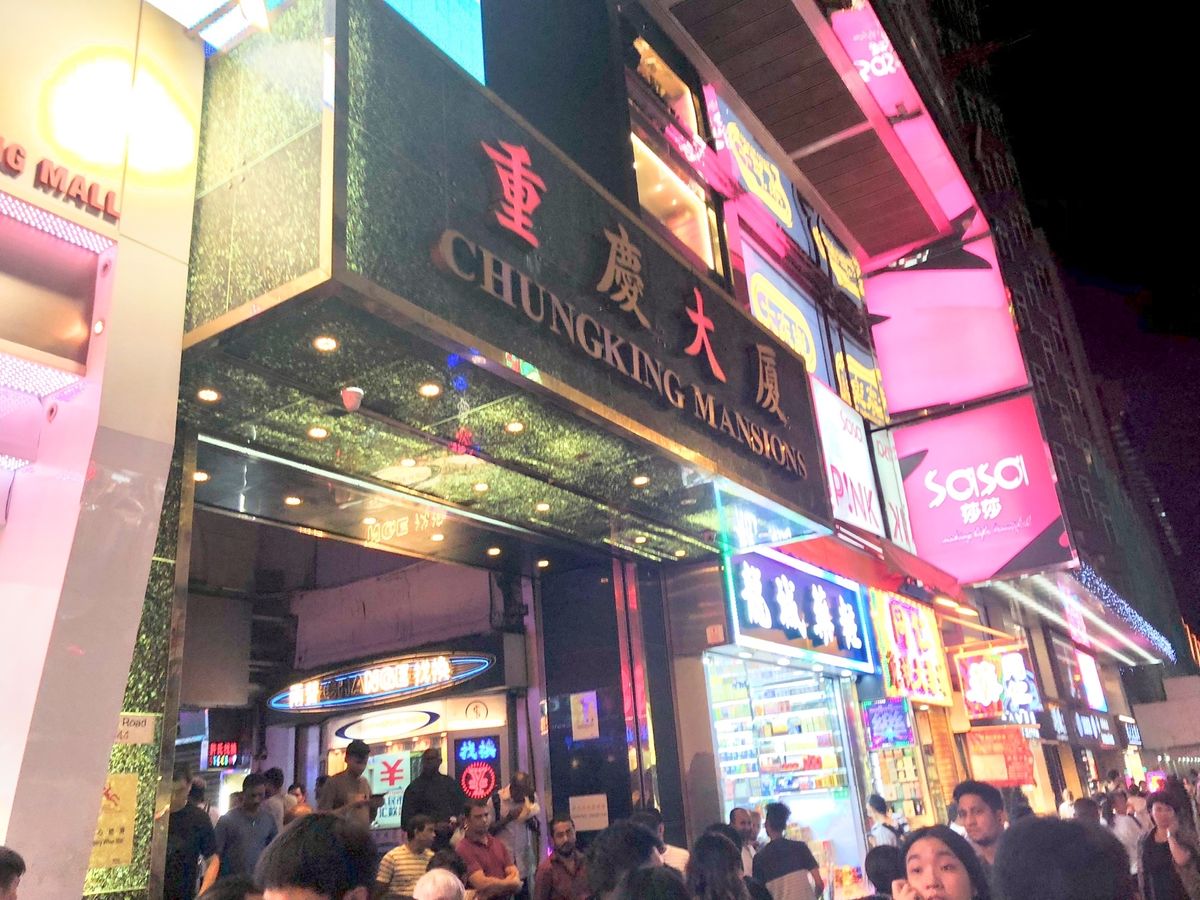 #香港の街並み②
#ホテル前は#人種のるつぼ#ネオンが輝く#眠らないまち