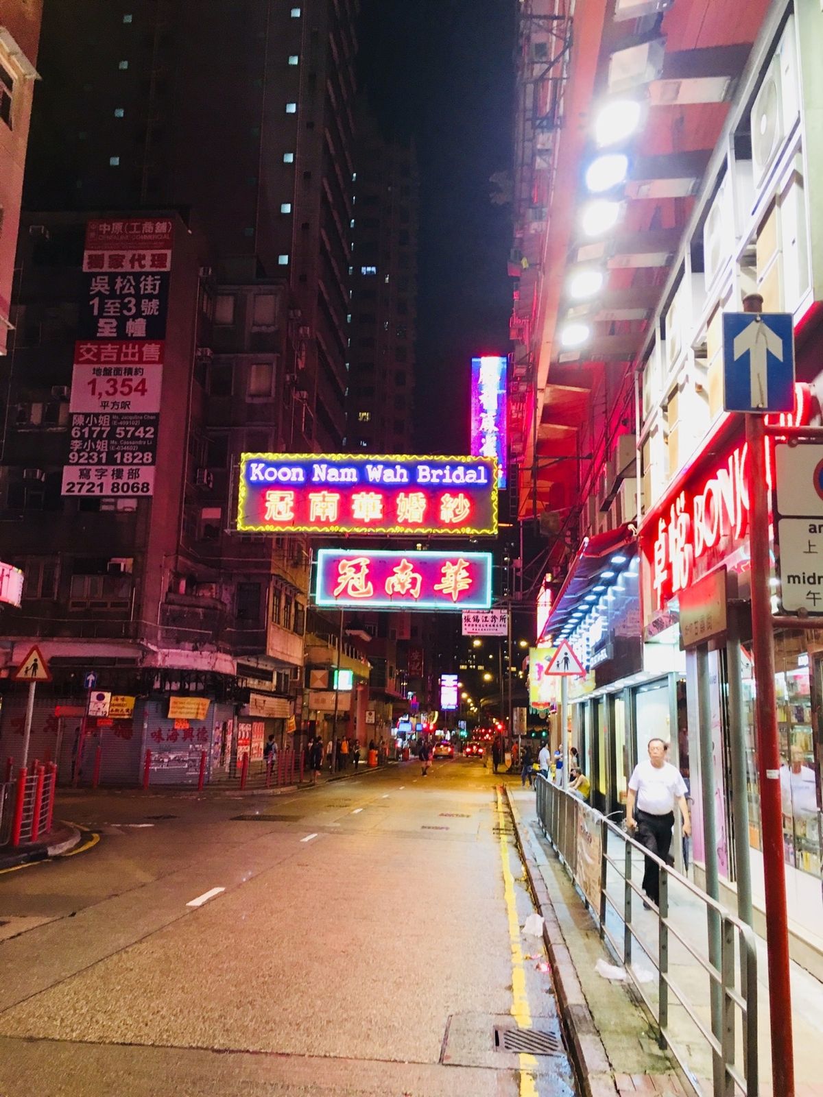 #香港の街並み②
#ホテル前は#人種のるつぼ#ネオンが輝く#眠らないまち