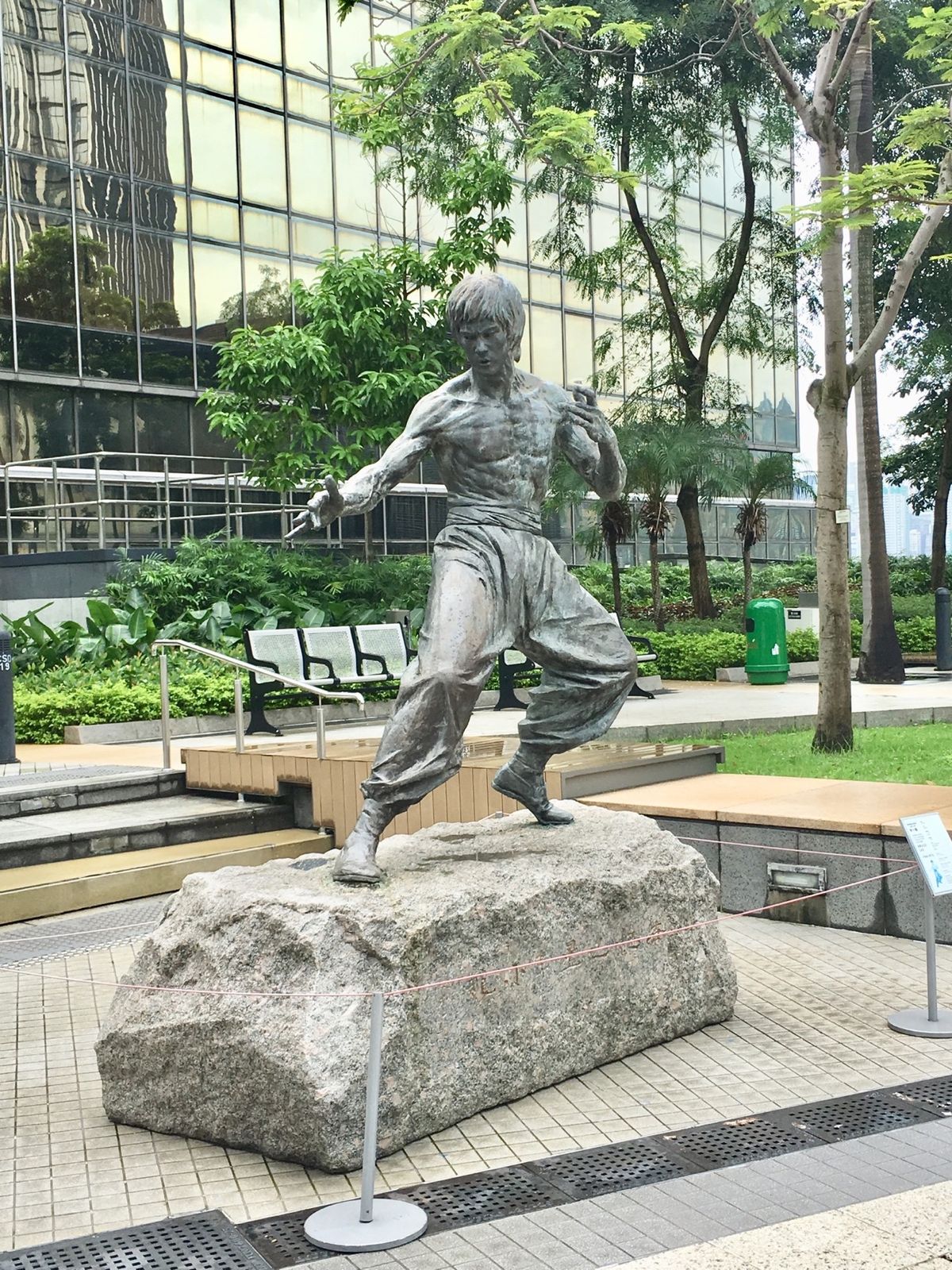 #名所ガーデンオブスターズ！
#ブルースリーの銅像かっこよ