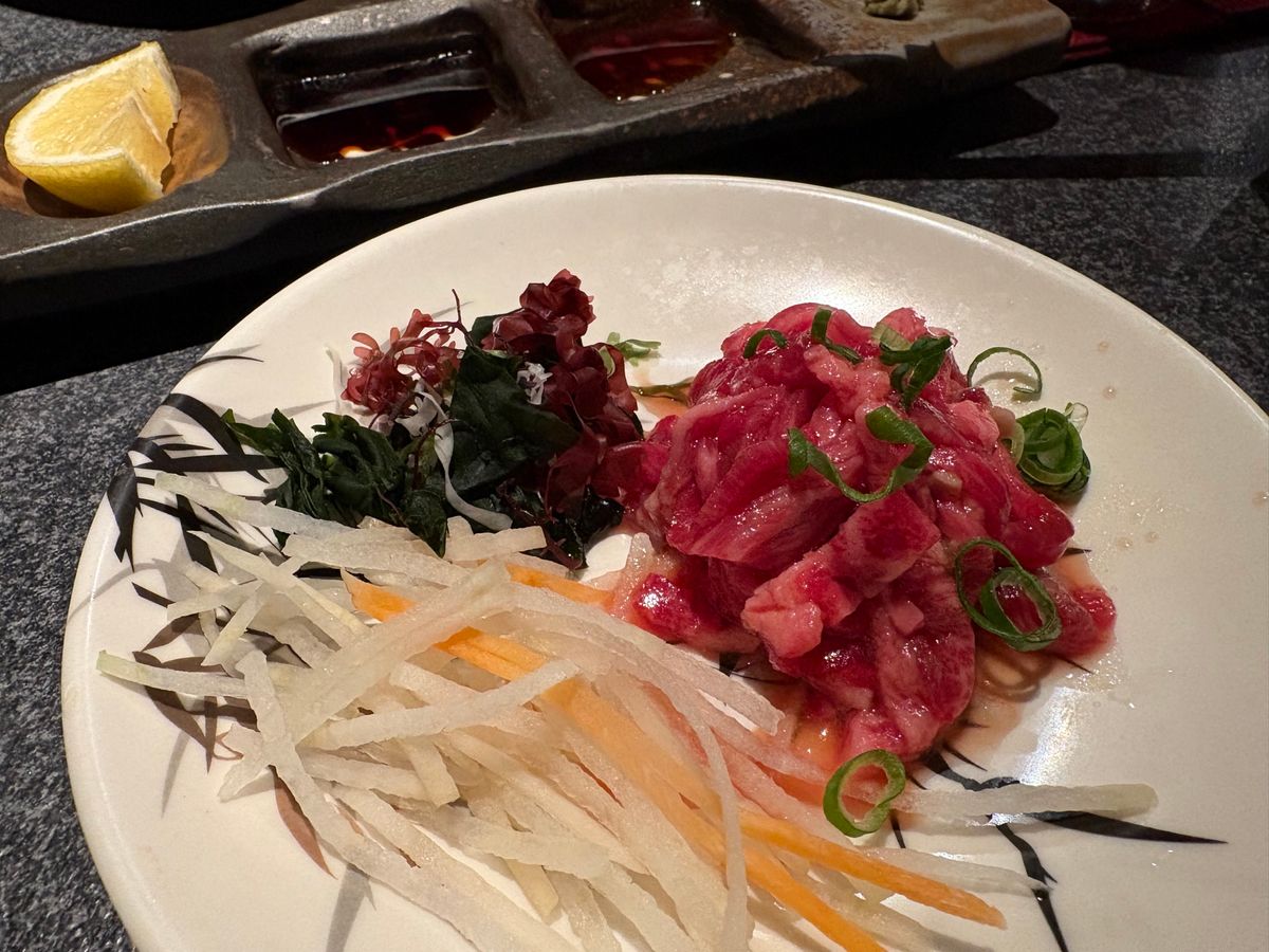 予約したタンをメインに扱ってる焼肉屋さんが前菜とかデザートとか自分たちで何...