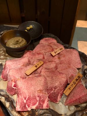 予約したタンをメインに扱ってる焼肉屋さんが前菜とかデザートとか自分たちで何...