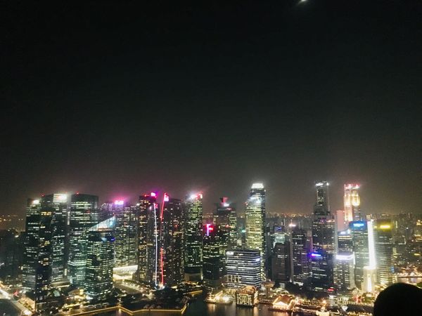 シンガポール・セントーサ島「松本といつもの海外旅」の写真：マリーナベイサンズの上でシンガポールシリ...