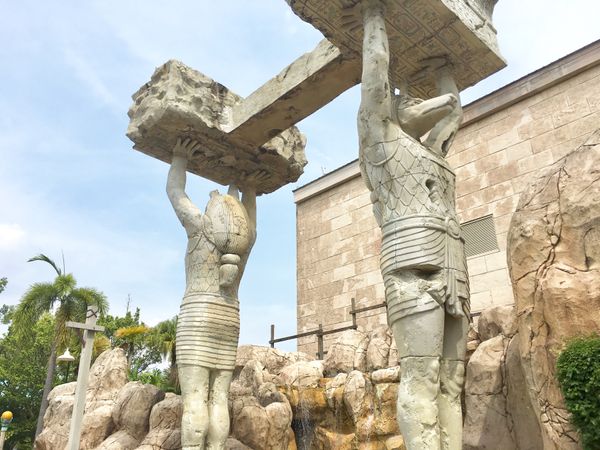 シンガポール・セントーサ島「松本といつもの海外旅」の写真：ハムナプトラ！