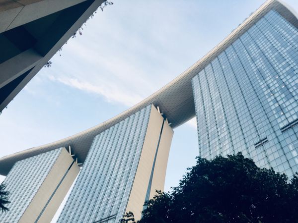 シンガポール・セントーサ島「松本といつもの海外旅」の写真：夕暮れどきのマリーナベイサンズ🌇
下から...