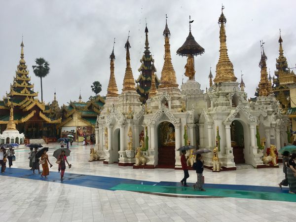 ミャンマー・ヤンゴン「松本といつもの海外旅」の写真：シュエダゴン パゴダ②
途中からカインさ...