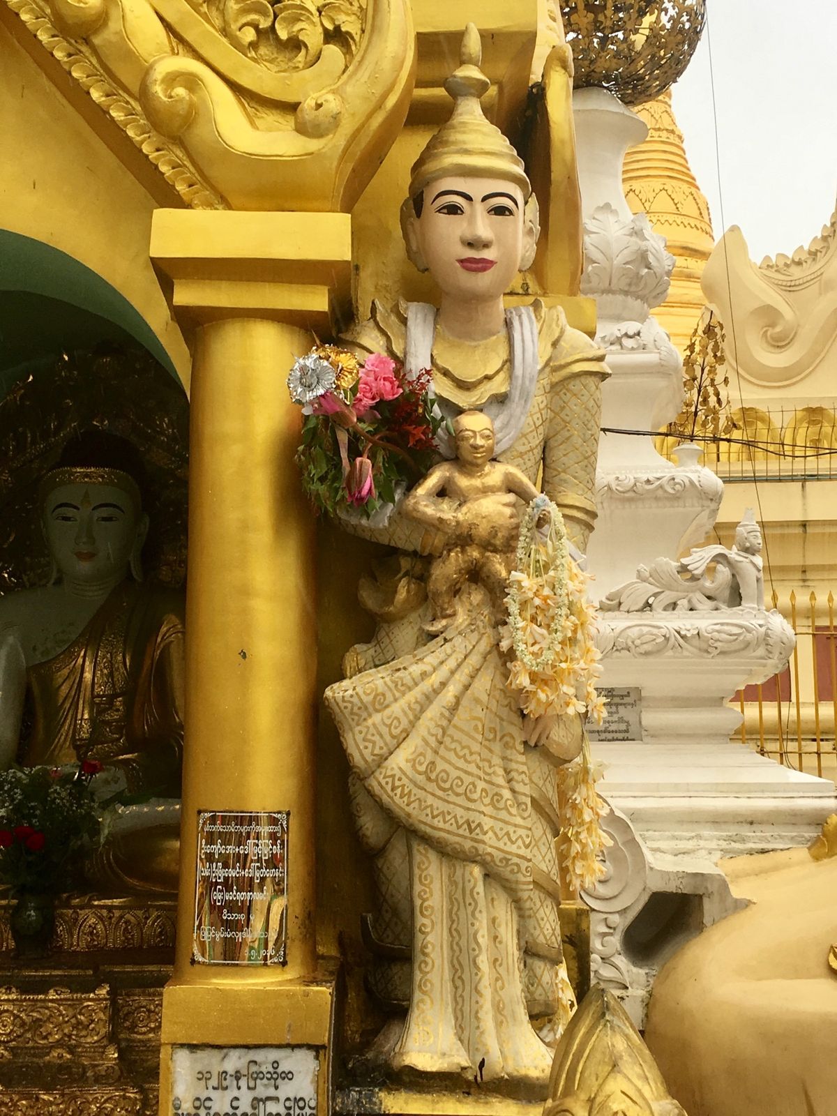 シュエダゴン パゴダ③
中のしきたりとか、お参りのしかたレクチャーされまし...