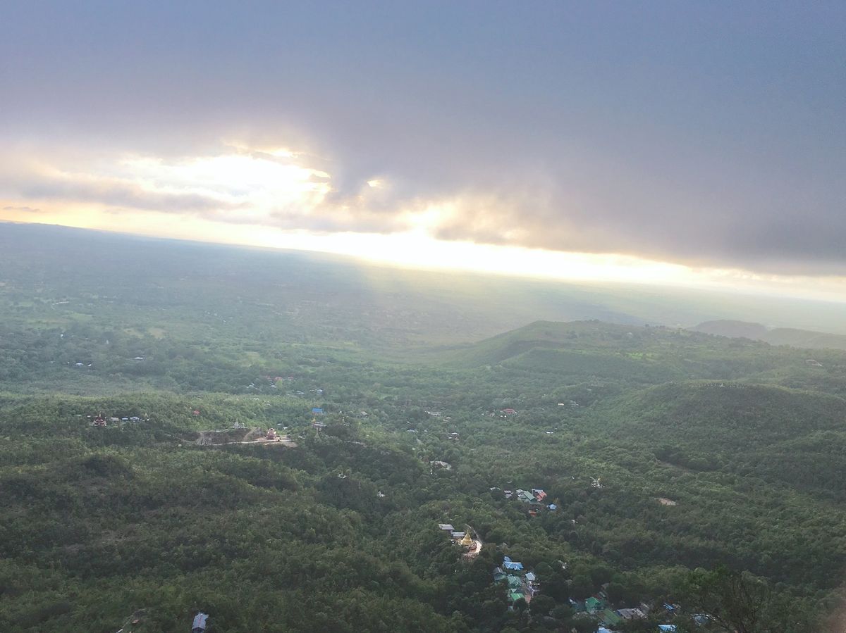 ポッパ山へ
めちゃくちゃ猿いる！
てっぺんからは絶景