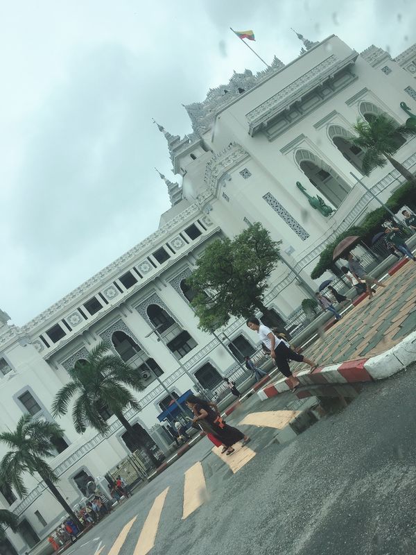 ミャンマー・ヤンゴン「松本といつもの海外旅」の写真：タクシーのおっちゃんに市内からよくわから...