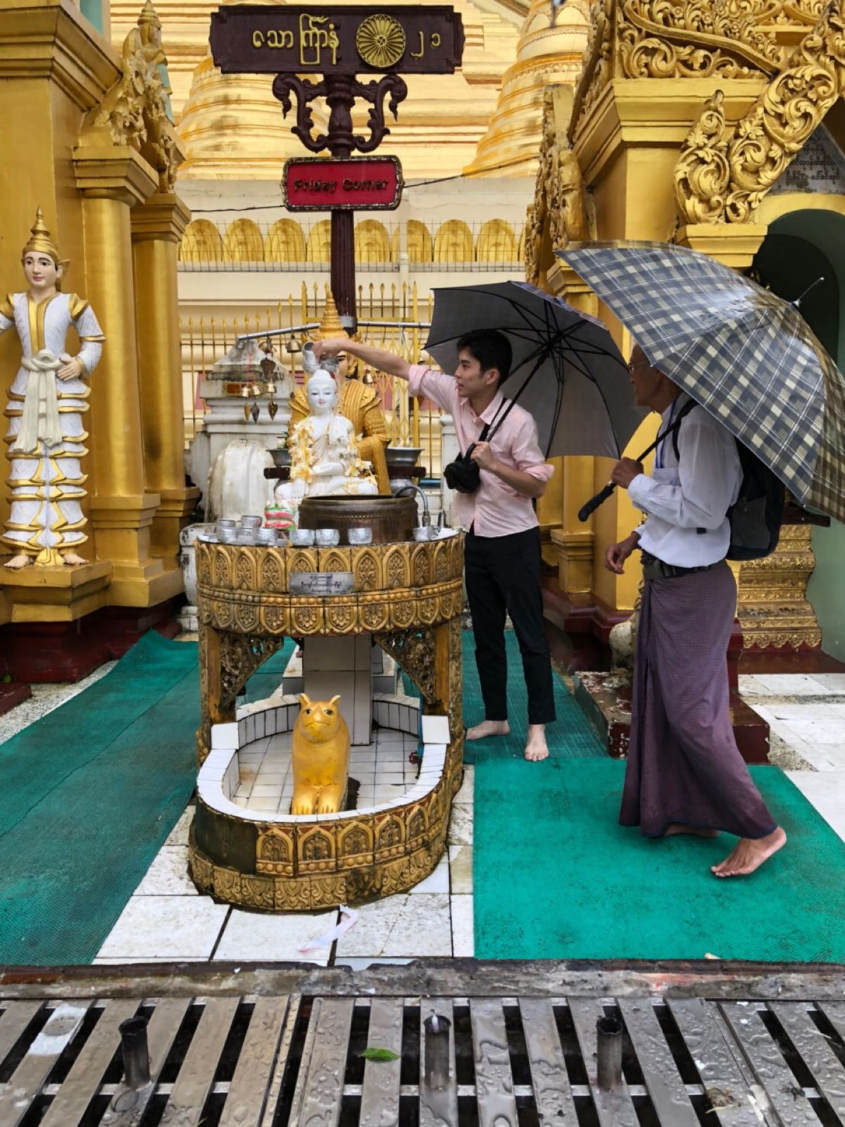 シュエダゴン パゴダ②
途中からカインさんっていうおじちゃんから中を案内さ...