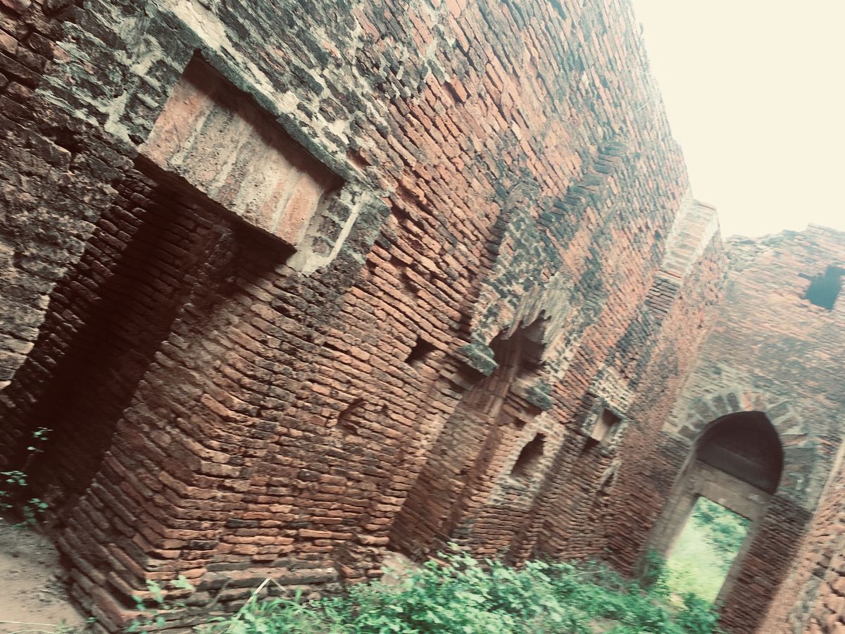 パガン③
寂れたかんじの遺跡
登っちゃいけないとこらしくておじちゃんに怒ら...