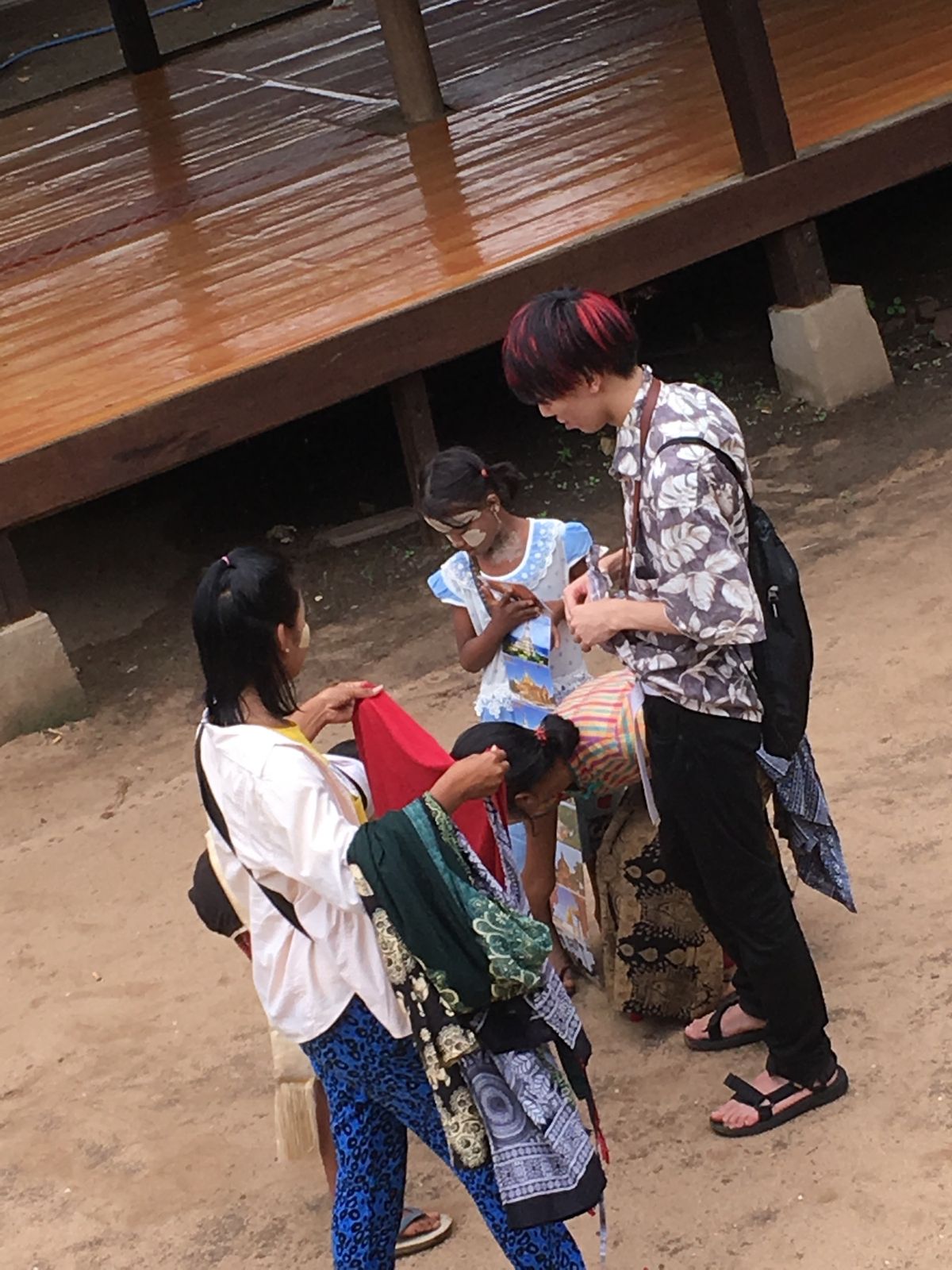 パガン⑥
やっぱ観光客には売り子が集まってくるよねぇ