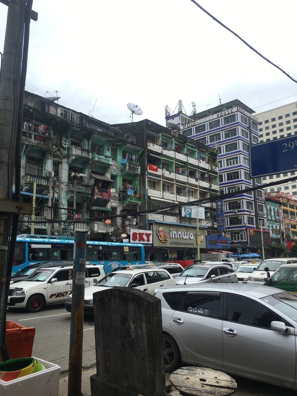 ミャンマー・ヤンゴン「松本といつもの海外旅」の写真：ヤンゴン市内
裏路地はなかなかディープな...