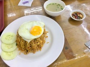 ヤンゴン市内
裏路地はなかなかディープな雰囲気だった
飯はうまい