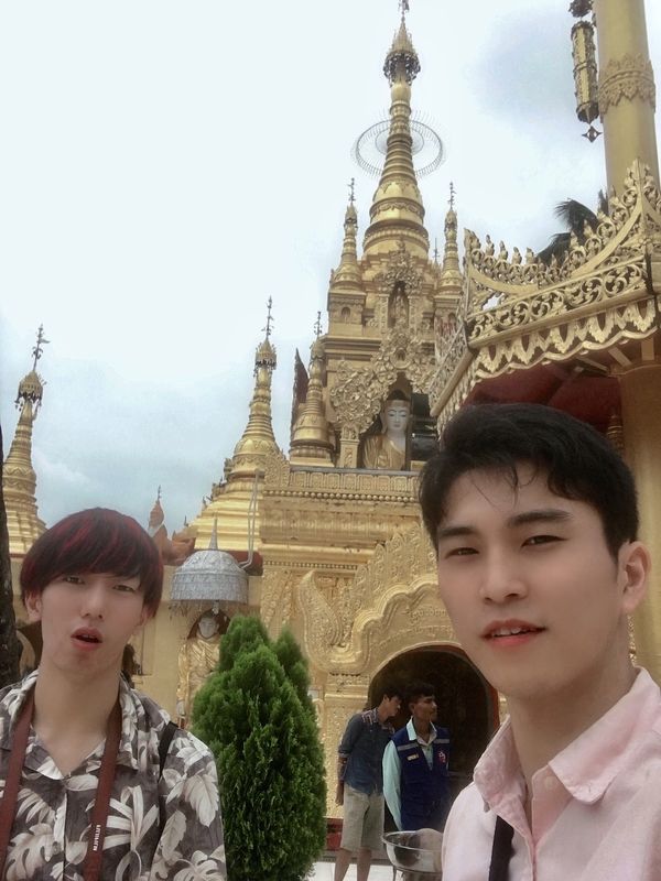 ミャンマー・ヤンゴン「松本といつもの海外旅」の写真：よくわからん寺院②
お供えしてきた