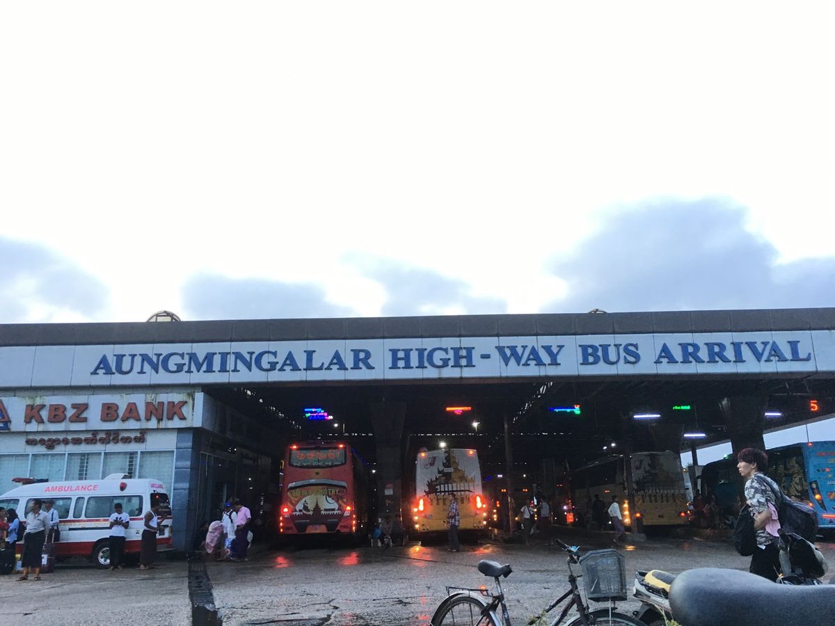 日帰り弾丸パガンから休む間もなくチャイティーヨーへ！
アウミンガラーのバス...