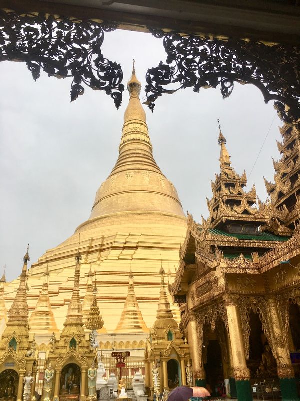 ミャンマー・ヤンゴン「松本といつもの海外旅」の写真：有名なシュエダゴン パゴダへ！
黄金の仏...