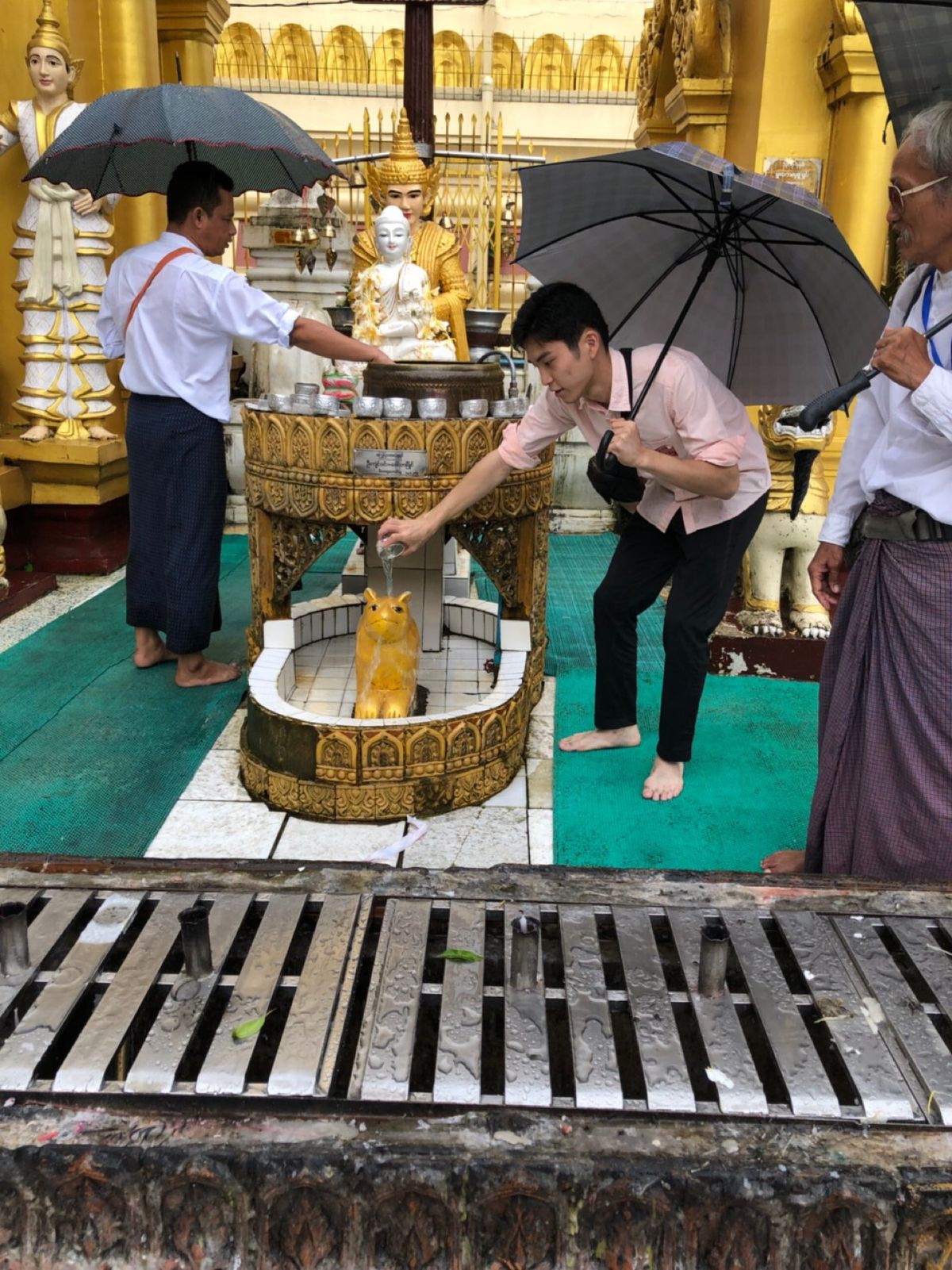 シュエダゴン パゴダ③
中のしきたりとか、お参りのしかたレクチャーされまし...
