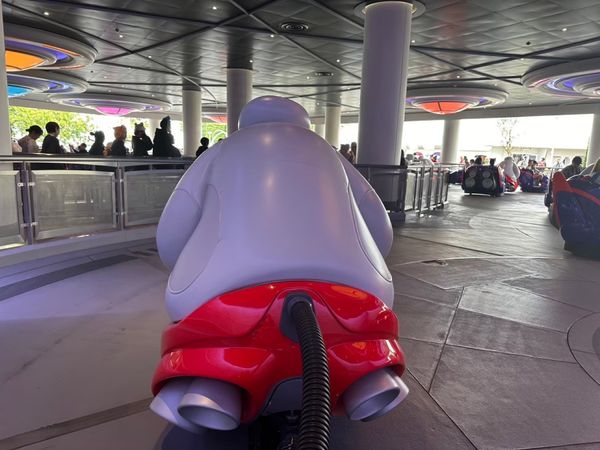 日本・千葉県「ディズニーシー&ランド（1ヶ月遅れの）1年記念旅行」の写真：ベイマックスも音楽にのって回るから楽しか...