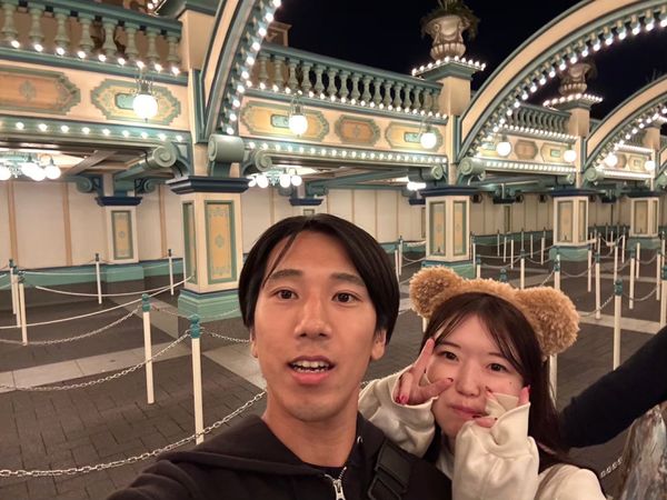 日本・千葉県「ディズニーシー&ランド（1ヶ月遅れの）1年記念旅行」の写真：初めてミッキーとも写真撮影
よしくんに目...