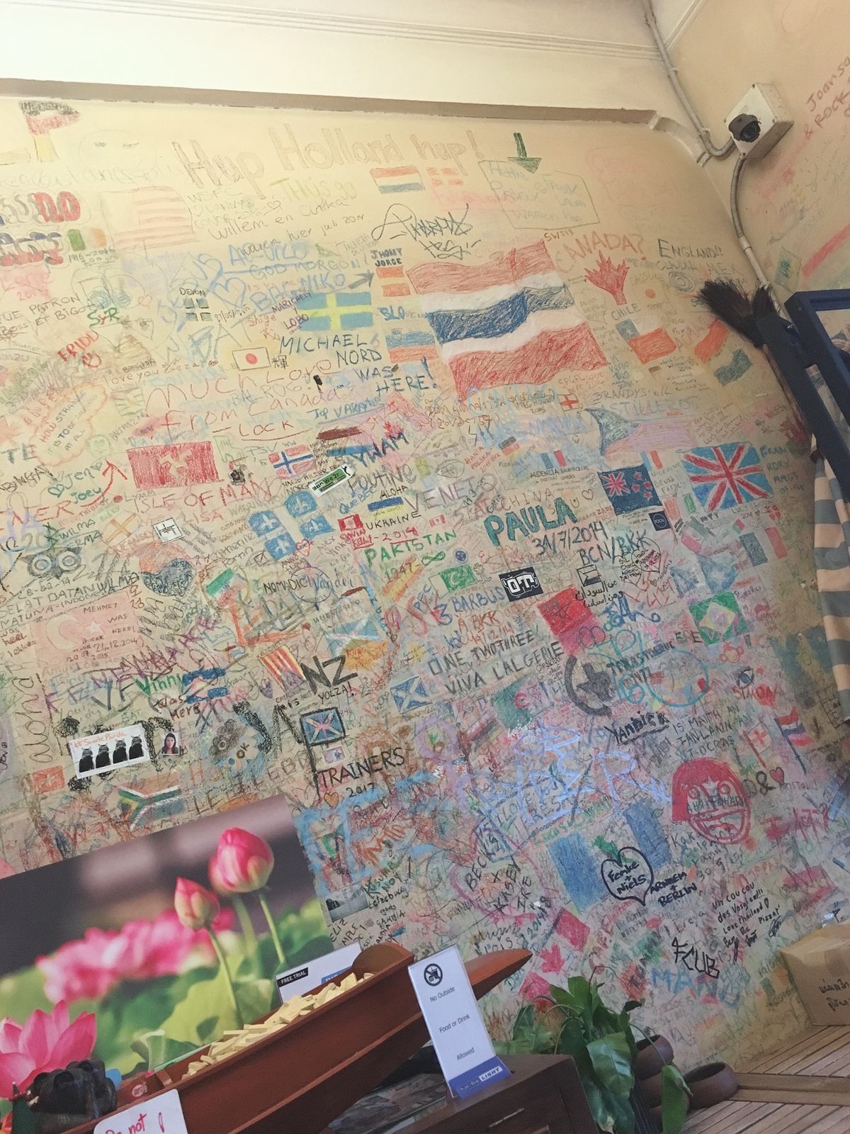 バンコク駅近くのレストランへ
店内の壁には世界各国こらたくさんの落書きが！...