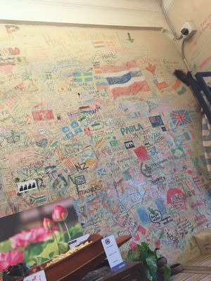 バンコク駅近くのレストランへ
店内の壁には世界各国こらたくさんの落書きが！...