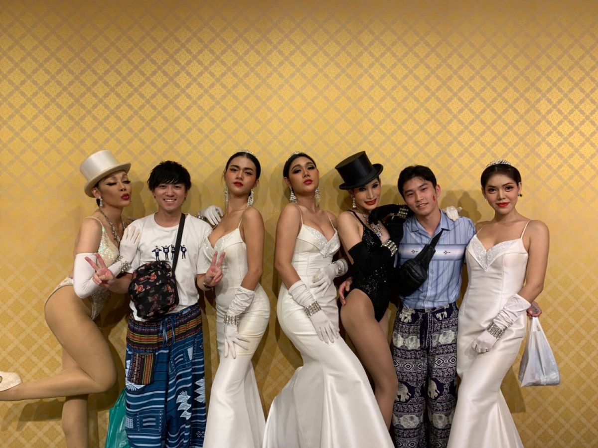 カリプソキャバレーのニューハーフショー③
出口付近で出演者と写真タイム。や...