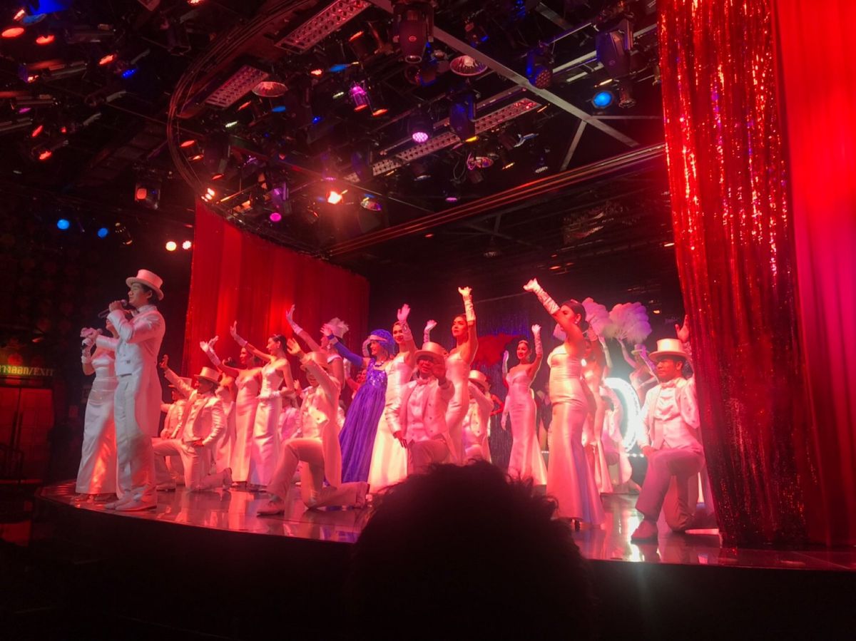 カリプソキャバレーのニューハーフショー③
出口付近で出演者と写真タイム。や...