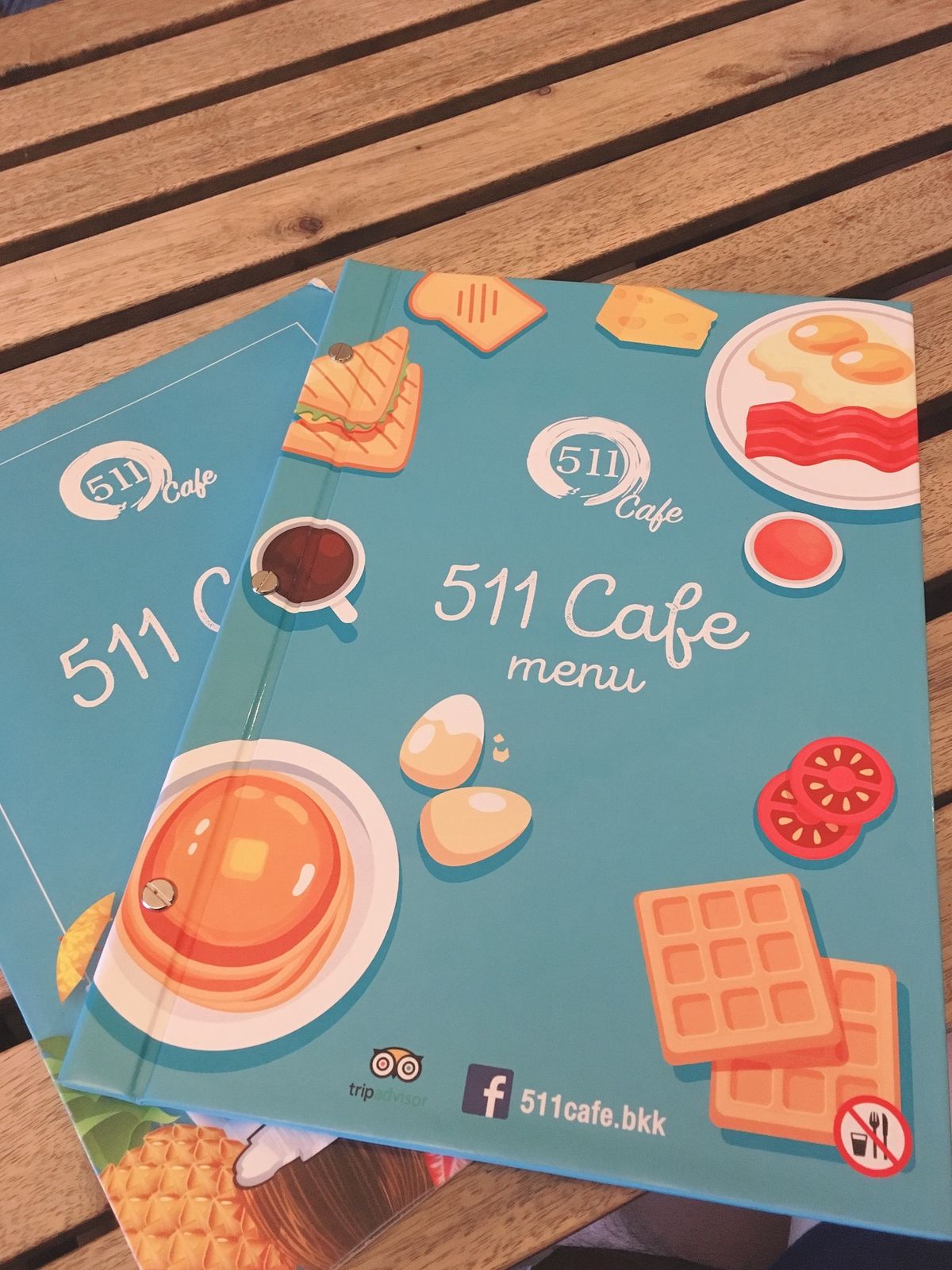 バンコク駅近くのレストランへ
店内の壁には世界各国こらたくさんの落書きが！...