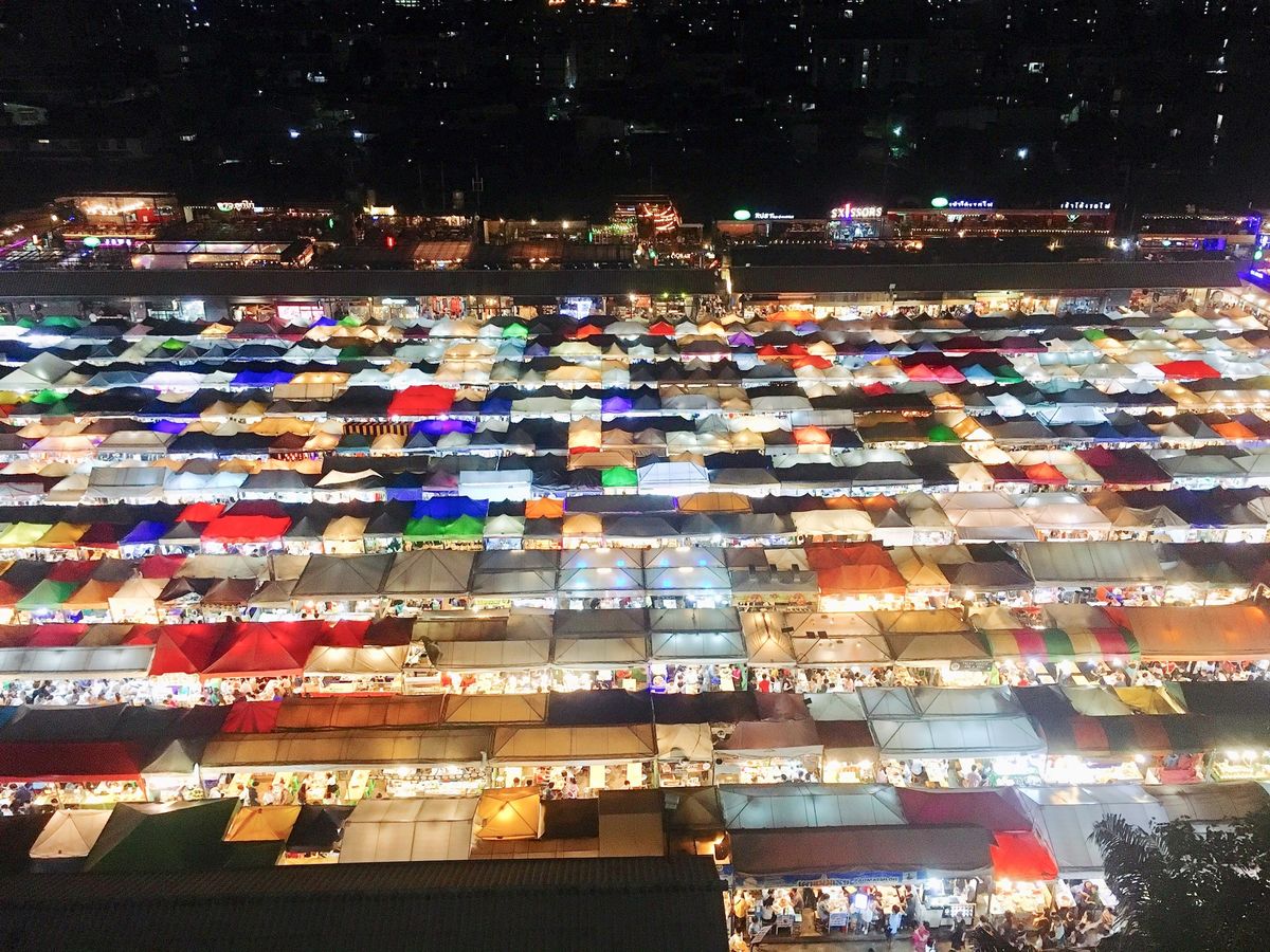 ラチャダー鉄道市場
上から見るとカラフルで映えると有名なところ
雑貨や小物...
