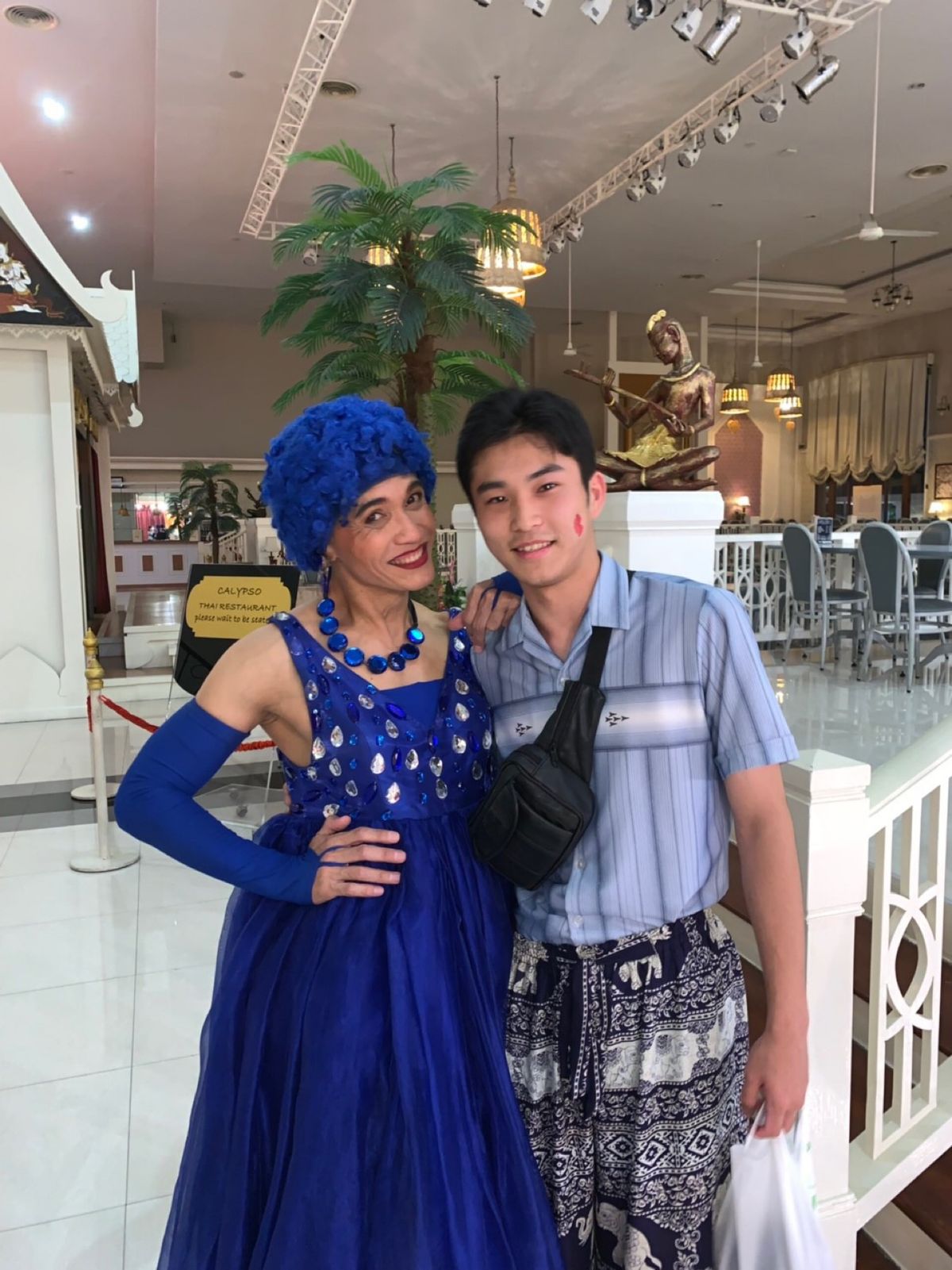 カリプソキャバレーのニューハーフショー③
出口付近で出演者と写真タイム。や...