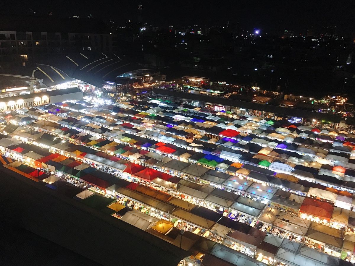 ラチャダー鉄道市場
上から見るとカラフルで映えると有名なところ
雑貨や小物...