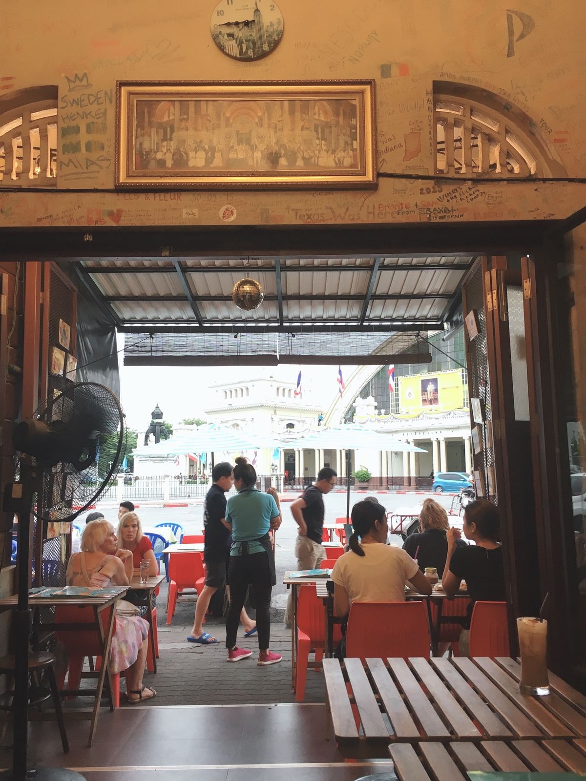 バンコク駅近くのレストランへ
店内の壁には世界各国こらたくさんの落書きが！...
