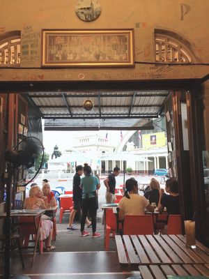 バンコク駅近くのレストランへ
店内の壁には世界各国こらたくさんの落書きが！...