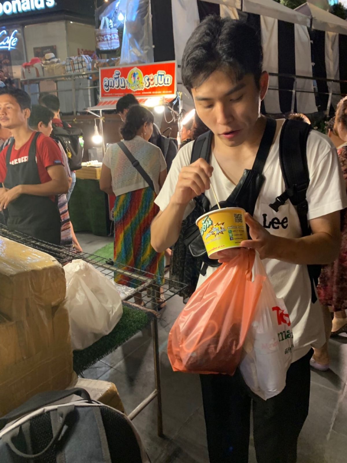 ラチャダー鉄道市場
上から見るとカラフルで映えると有名なところ
雑貨や小物...