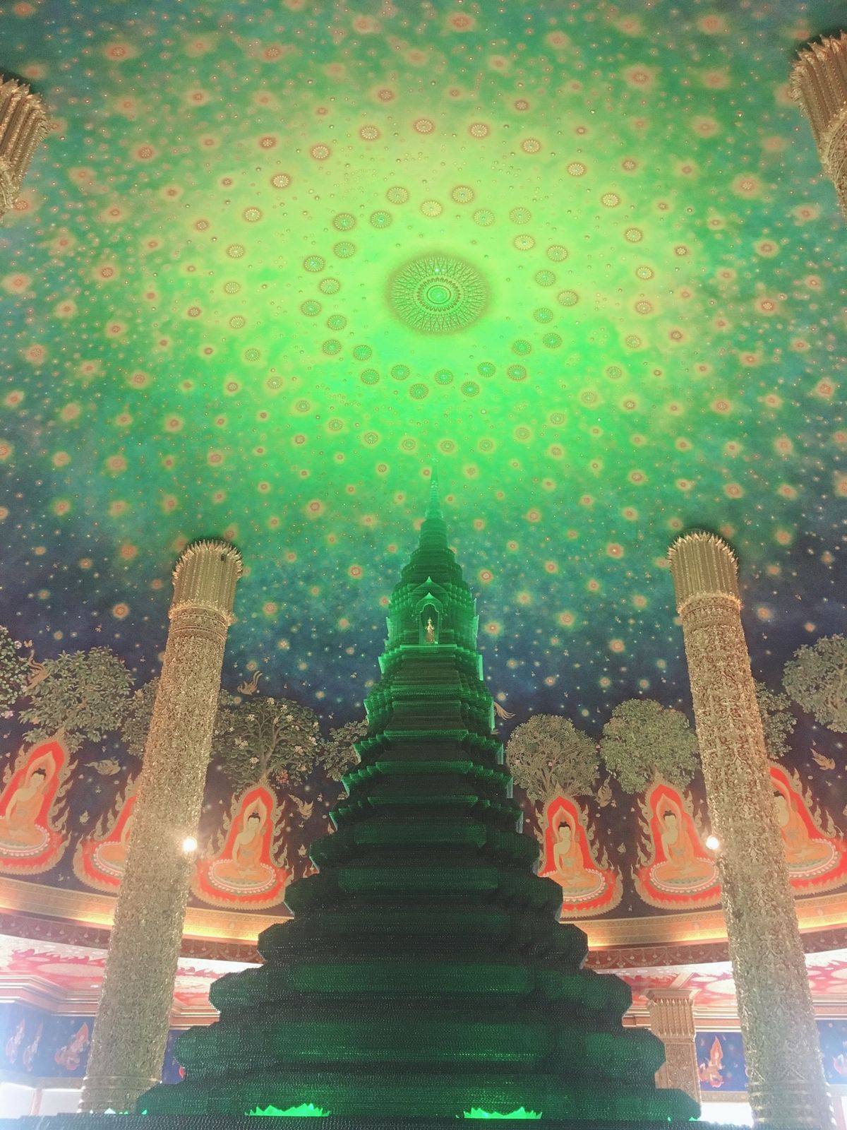 ワットパクナム
インスタ映えで有名なお寺
エメラルドグリーンがきれいだった