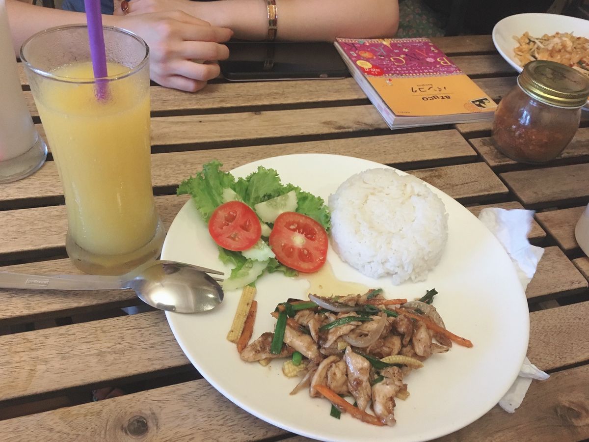 バンコク駅近くのレストランへ
店内の壁には世界各国こらたくさんの落書きが！...