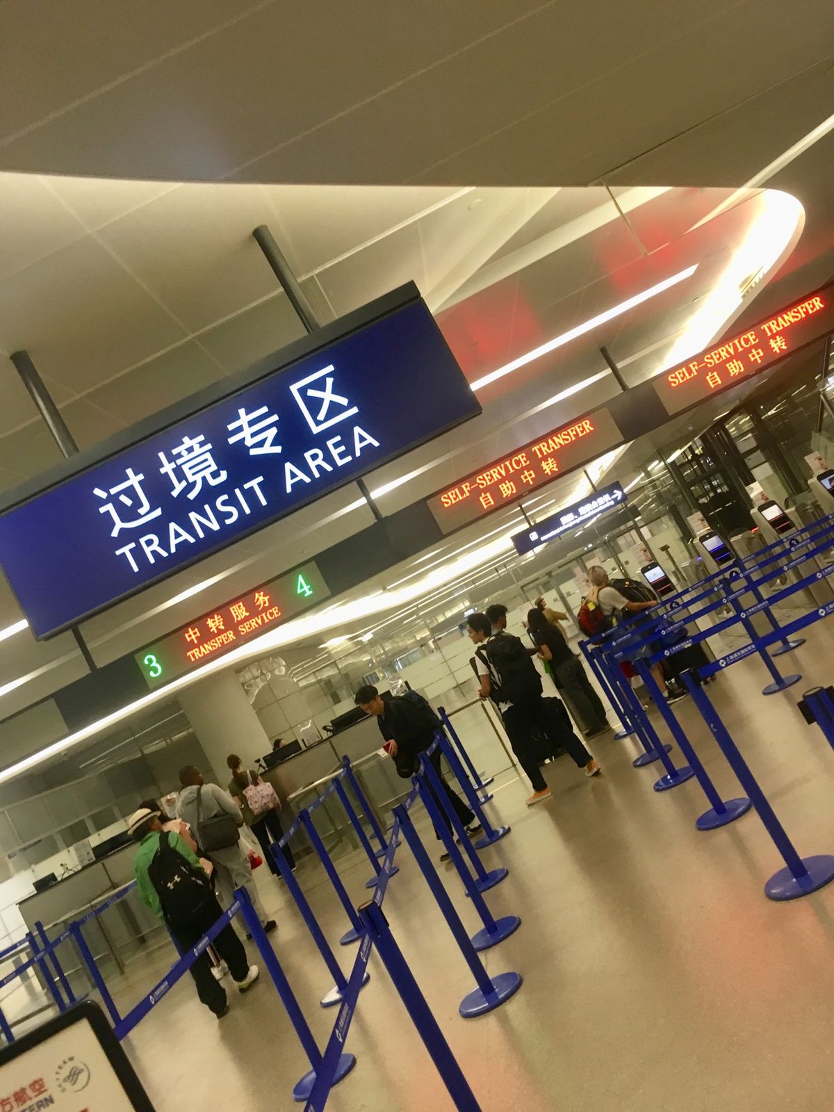 カナダに留学中の武田の元へエドモントンへ！
中国東方航空を使って上海経由と...