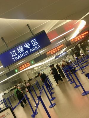 カナダに留学中の武田の元へエドモントンへ！
中国東方航空を使って上海経由と...