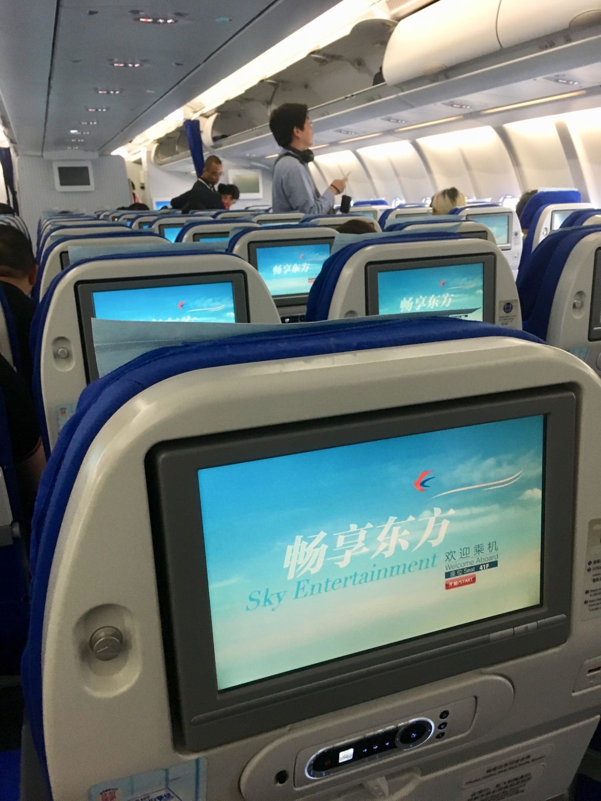 カナダに留学中の武田の元へエドモントンへ！
中国東方航空を使って上海経由と...