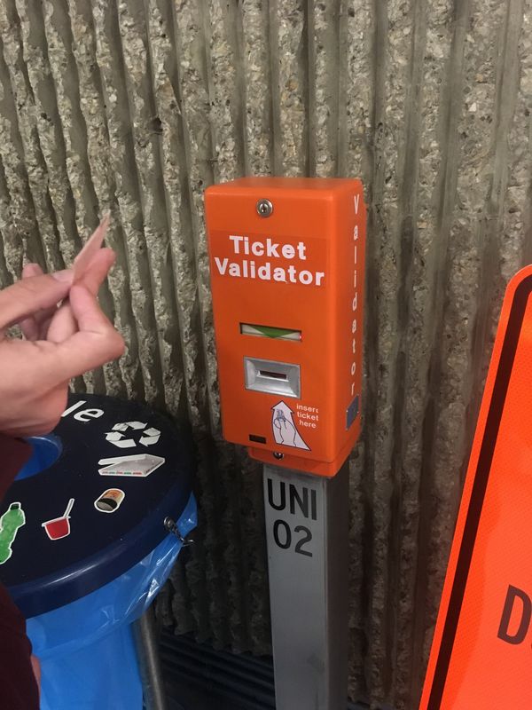 カナダ・バンフ「武田のもとへ1人旅」の写真：市内の電車に乗って付近を散策。改札がなく...